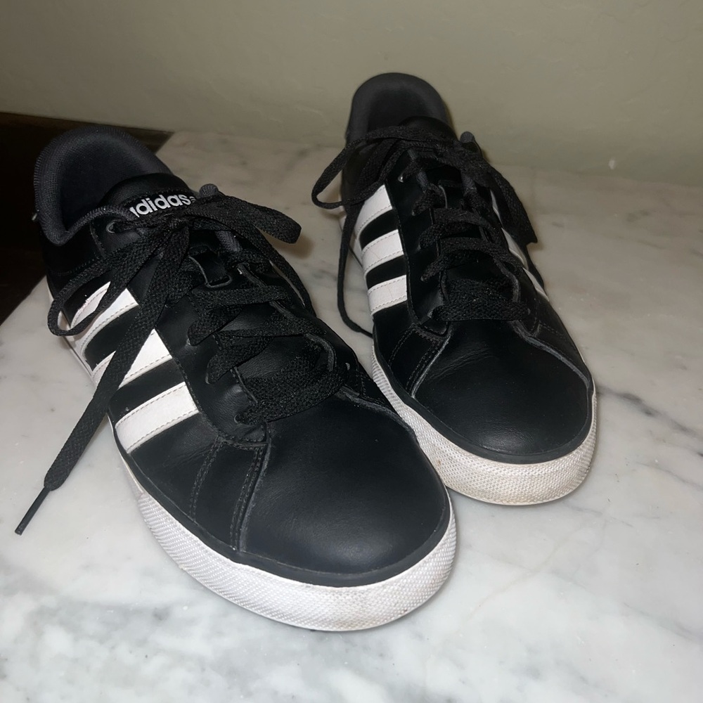 Men’s 8.0 Adidas Black/White Sneaker/Skate